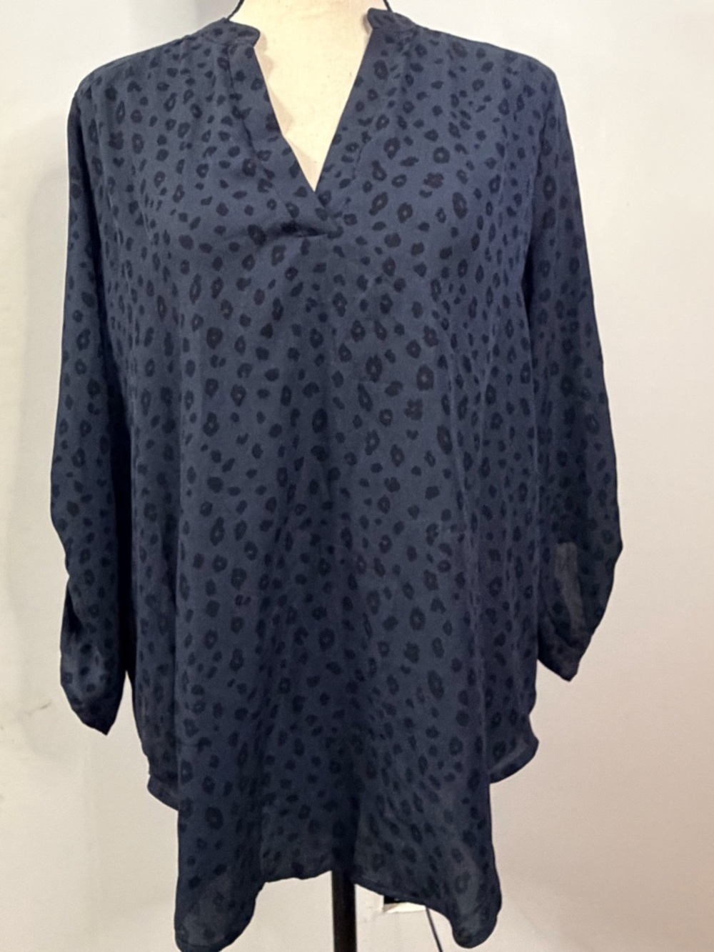 NWT Lush Women’s Size Large 3/4 Sleeve V Neck Blue Leopard Cheetah Print Blouse